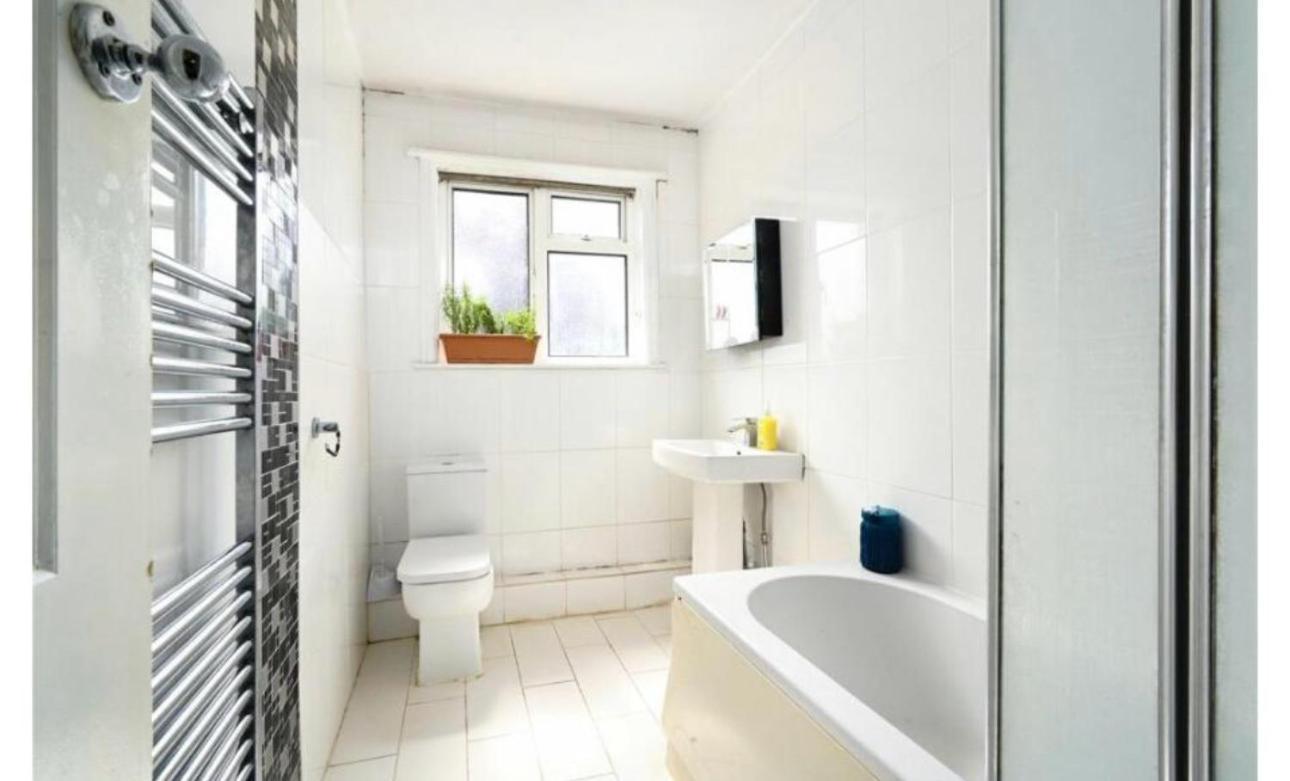Cozy 2br Retreat, Rental! Apartment London