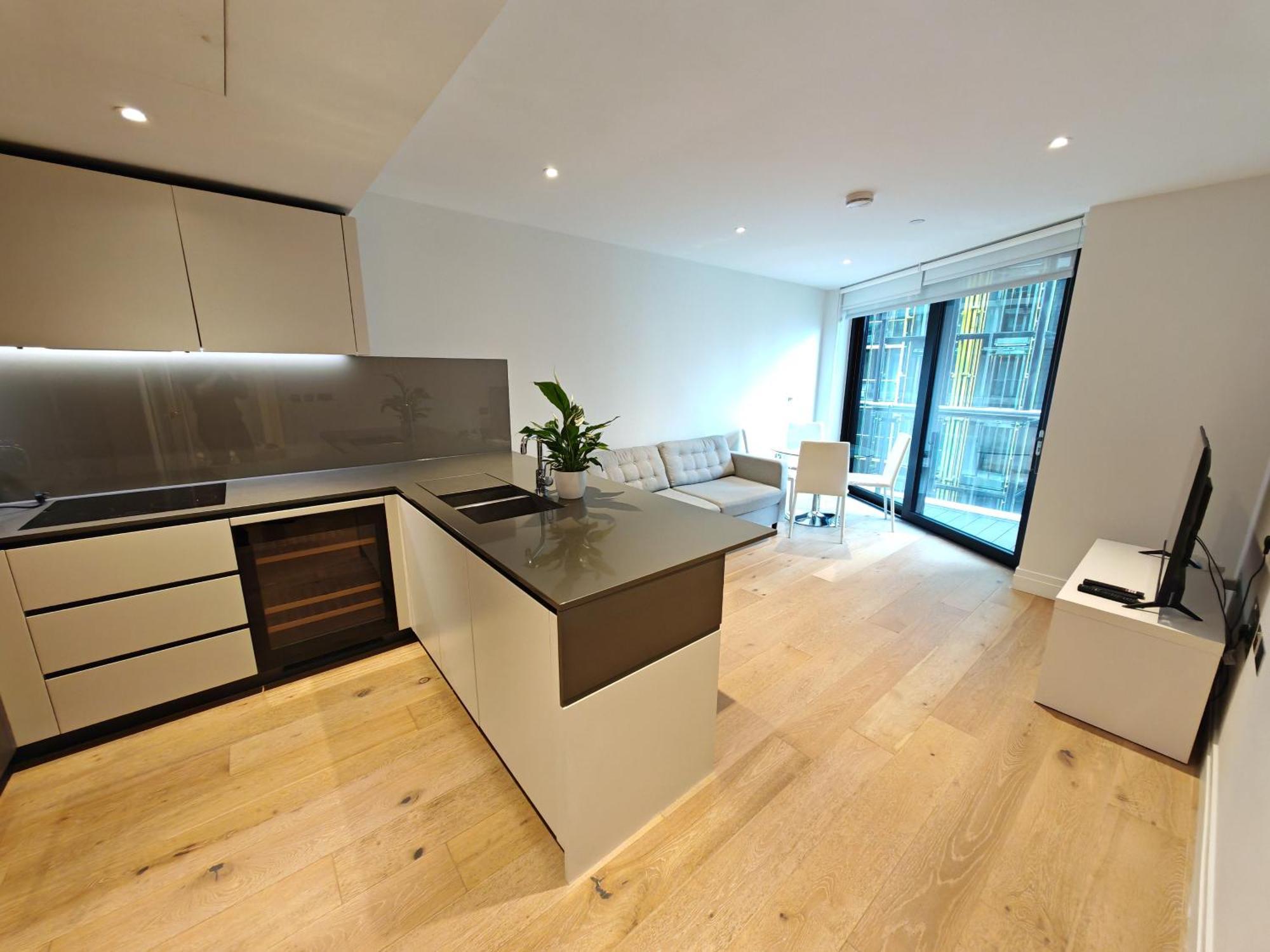 Stylish Two-bedroom Flat Near Us Embassy Apartment *