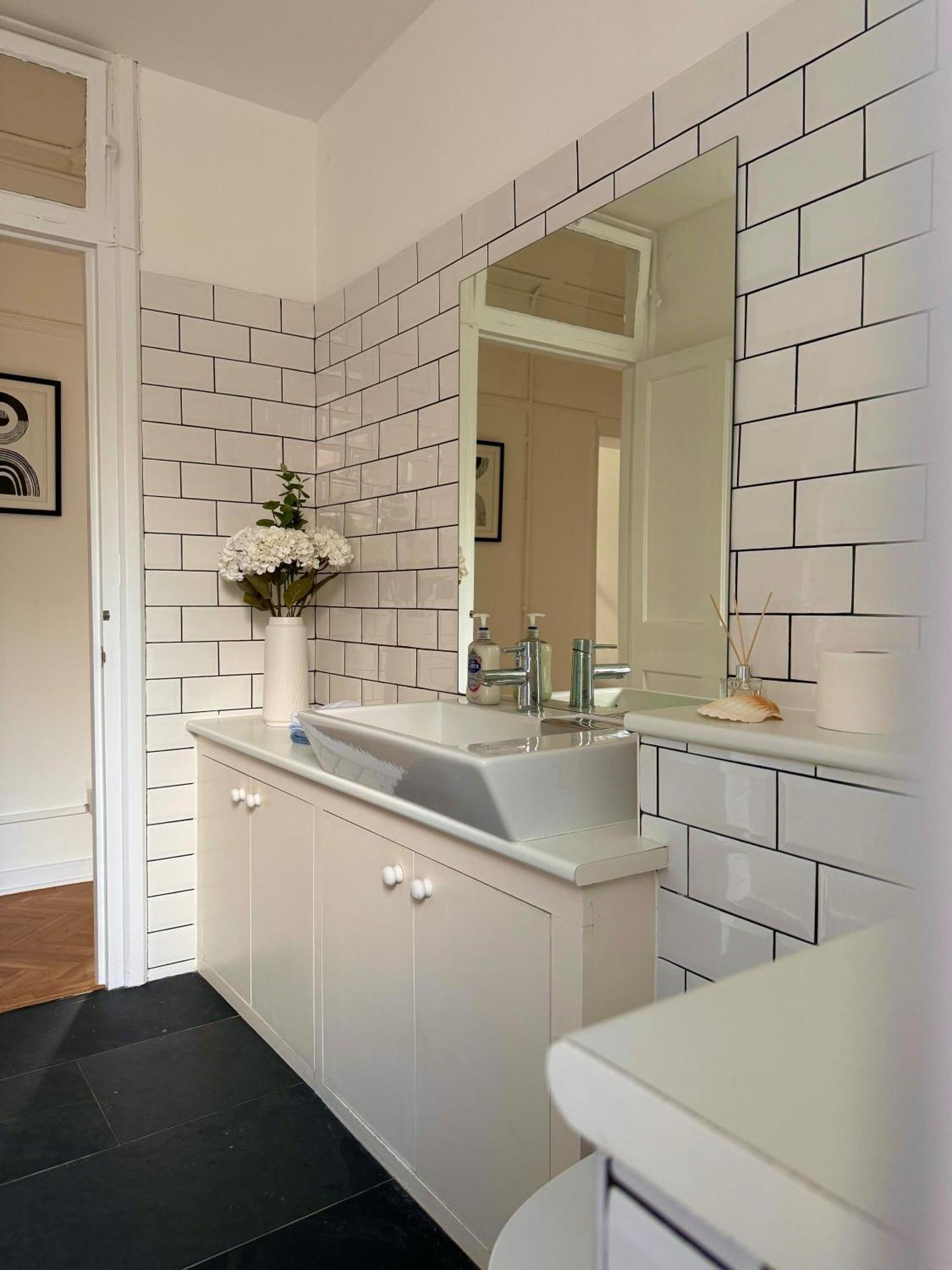 Victorian Amazing Three Bedroom Apartment
