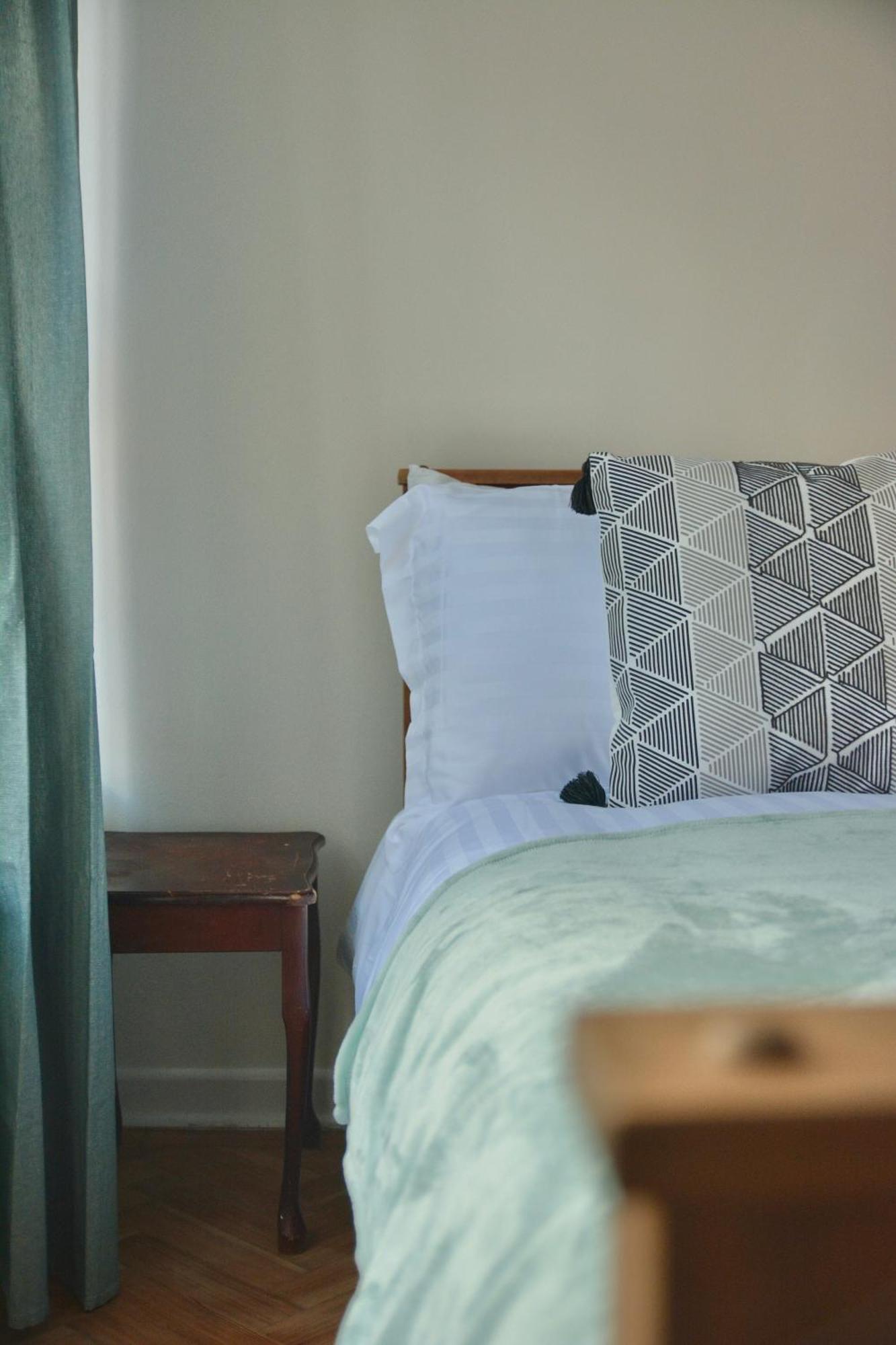 Victorian Amazing Three Bedroom Apartment *