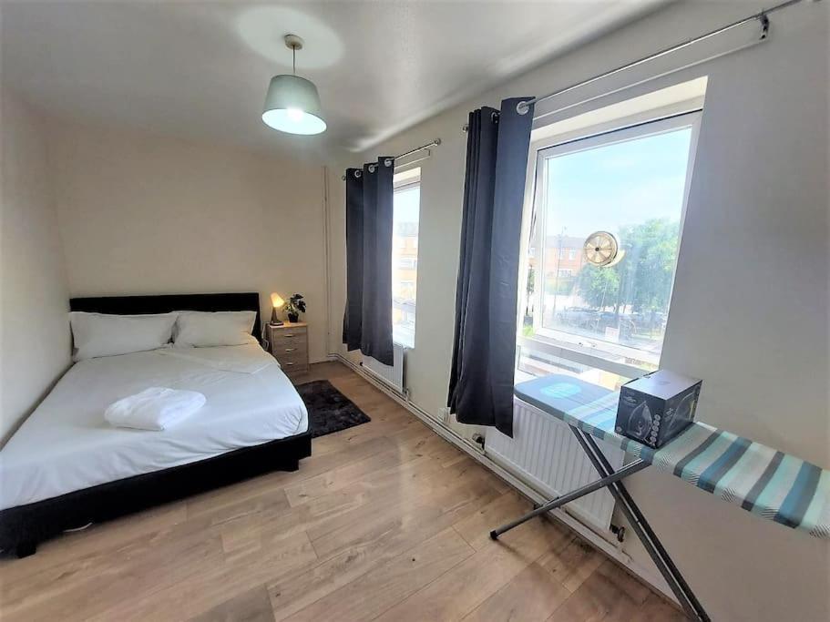 Zone 2, Spacious 3 Bedroom House Londen
