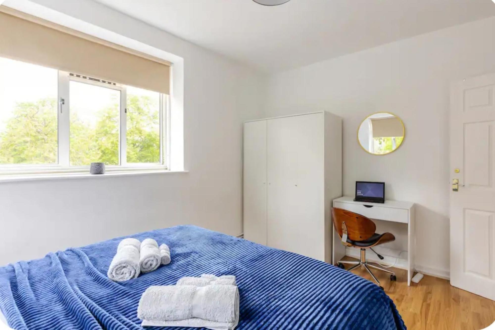 Apartment Spacious Two Bedroom In Battersea, Free Parking *