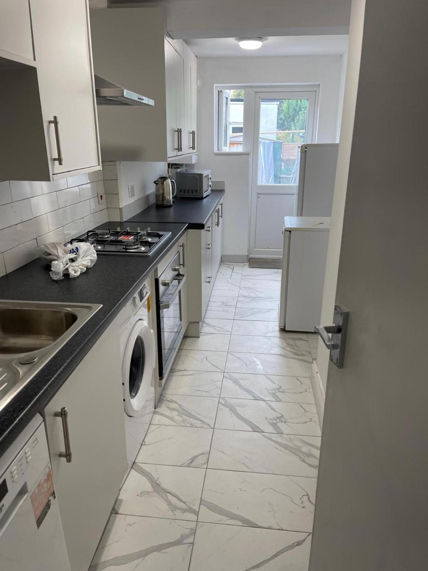 4 Beds Sleeps 15 Near Lcy Airport & Excel London *