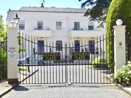 Homestay Beautiful In Gated Community London