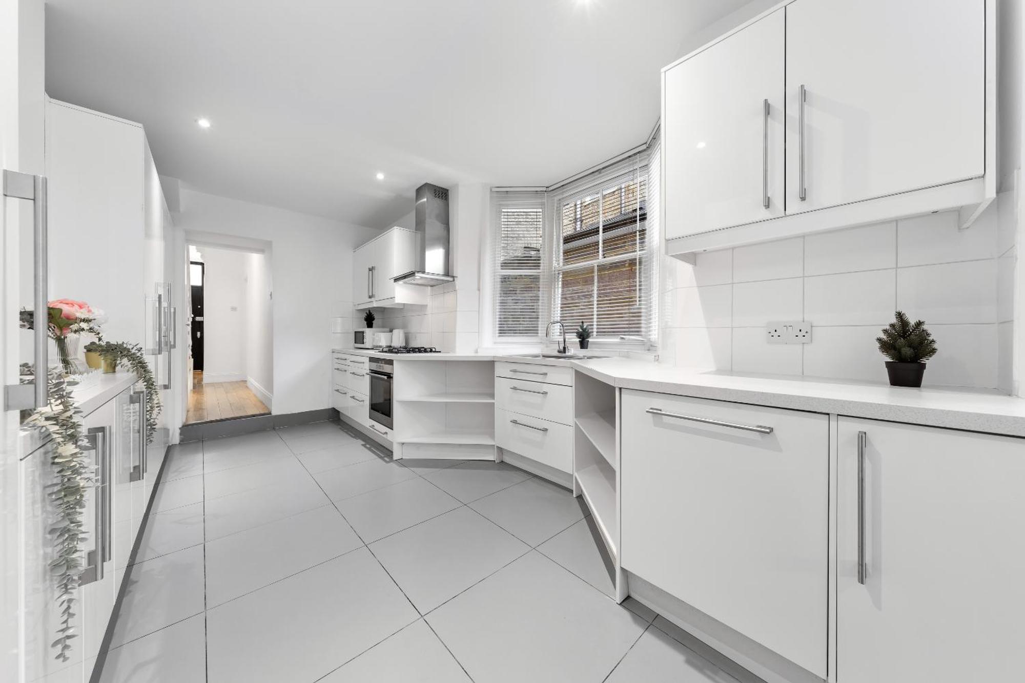 Luxury 4-bedroom Modern Flat In Steps From Station, Sleeps 9 In Style! Apartment London