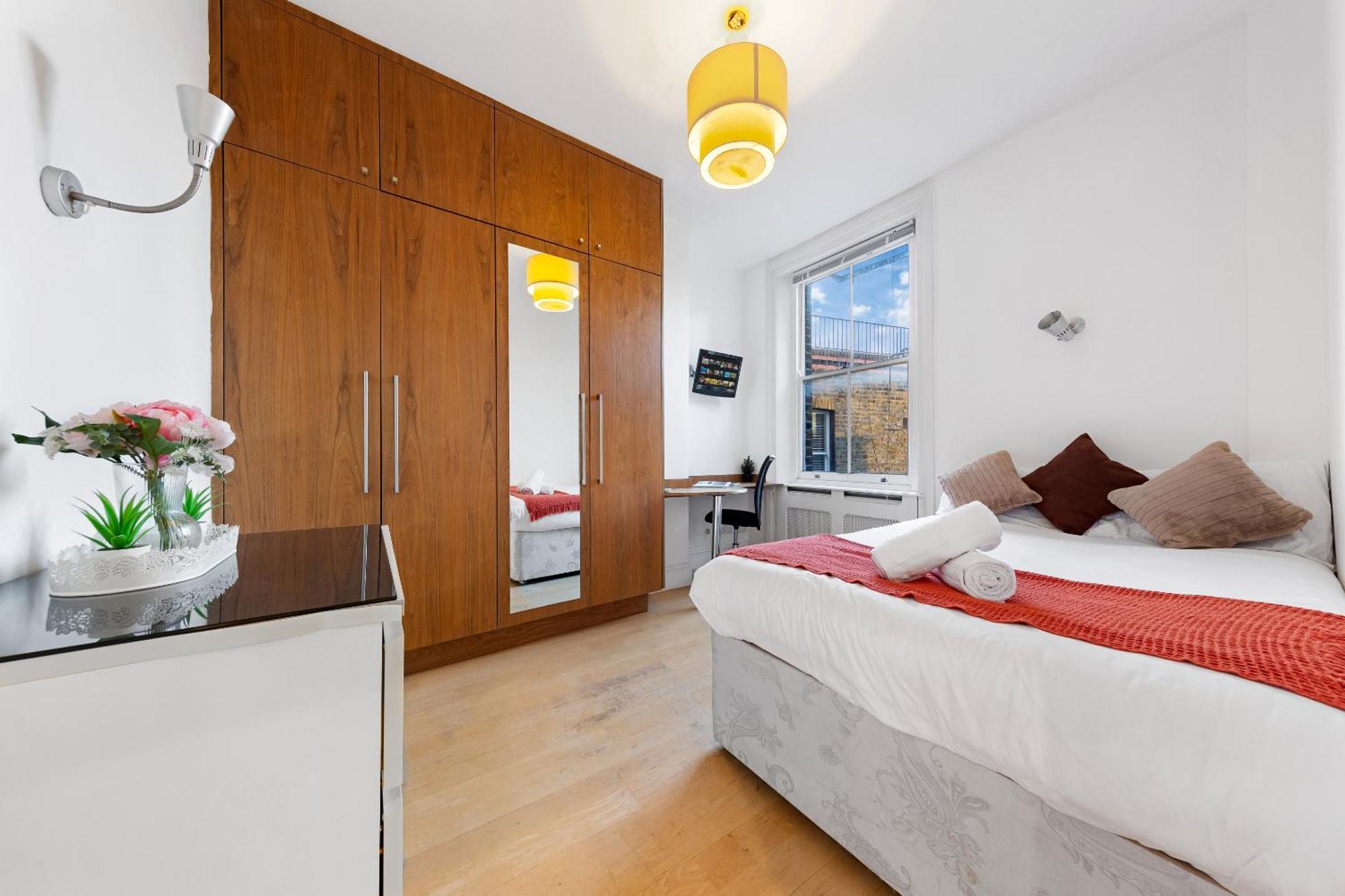 Luxury 4-bedroom Modern Flat In Steps From Station, Sleeps 9 In Style! *