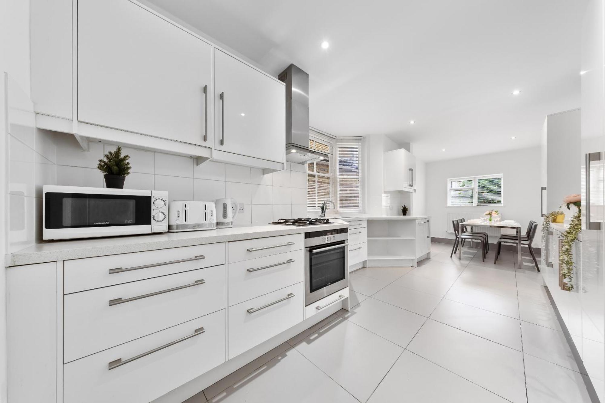 Apartment Luxury 4-bedroom Modern Flat In Steps From Station, Sleeps 9 In Style!
