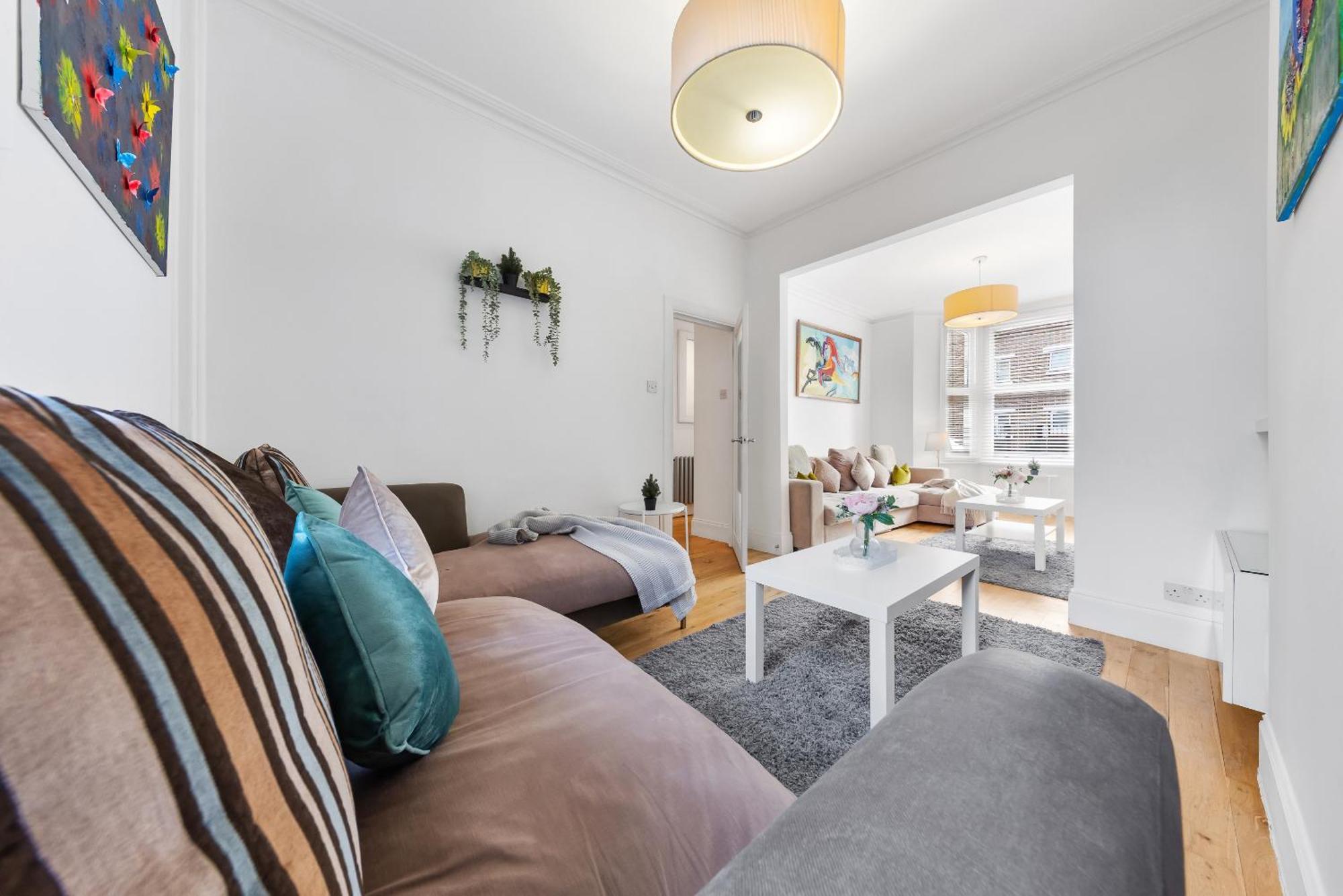 Apartment Luxury 4-bedroom Modern Flat In Steps From Station, Sleeps 9 In Style! London