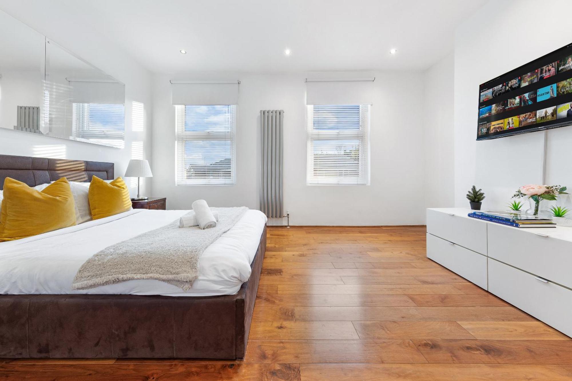 Luxury 4-bedroom Modern Flat In Steps From Station, Sleeps 9 In Style! *