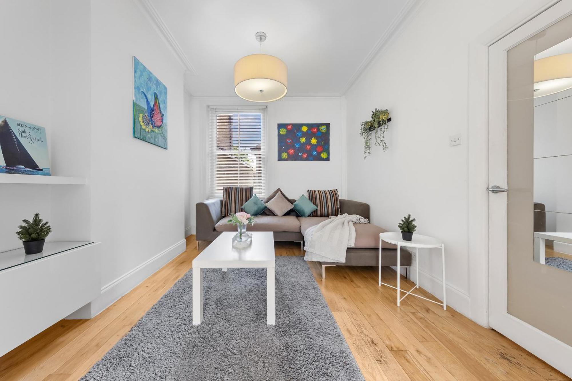 Apartment Luxury 4-bedroom Modern Flat In Steps From Station, Sleeps 9 In Style!