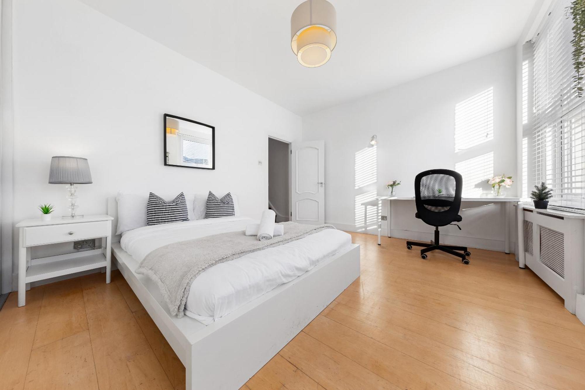 Luxury 4-bedroom Modern Flat In Steps From Station, Sleeps 9 In Style! *