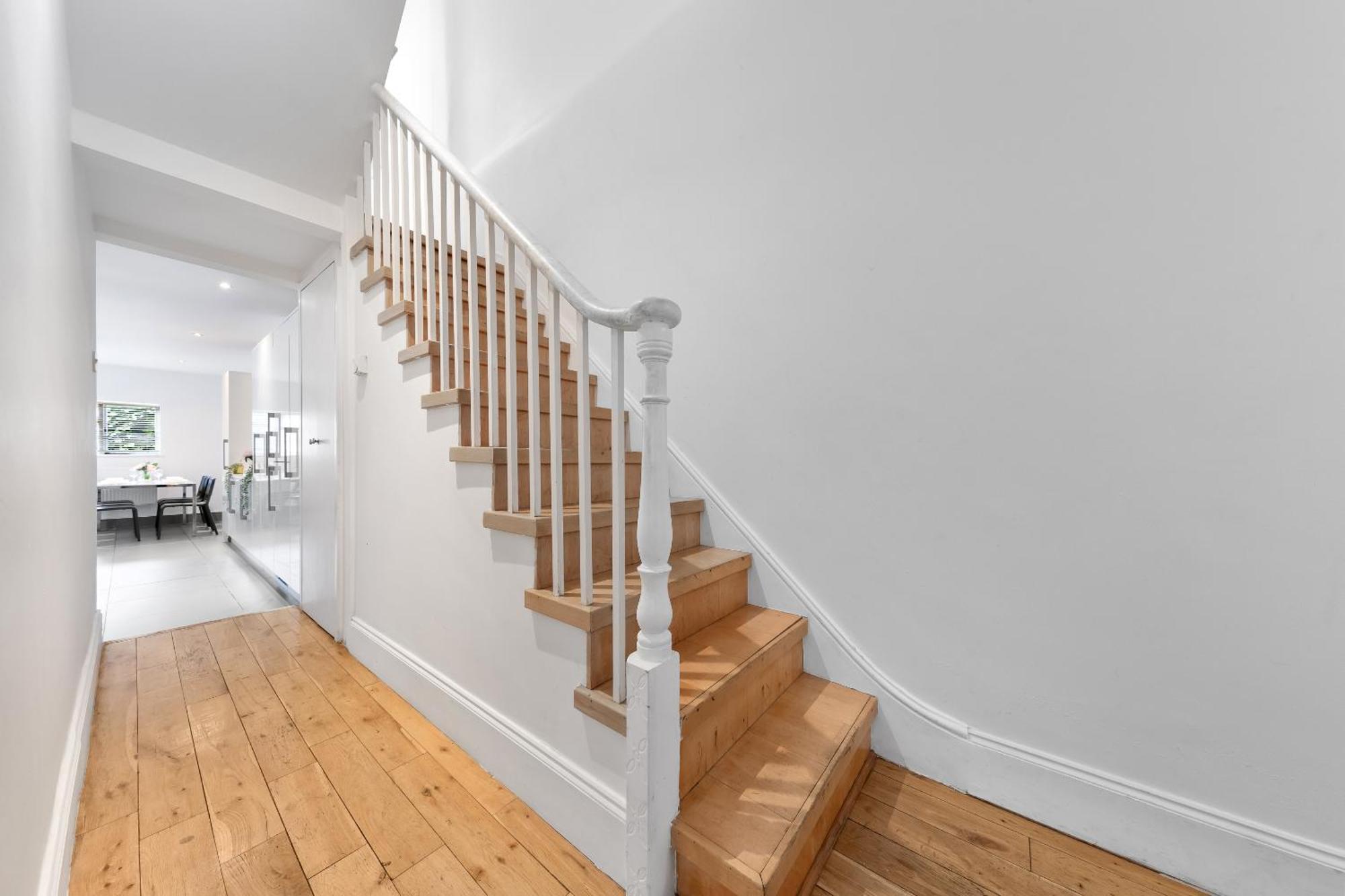 Luxury 4-bedroom Modern Flat In Steps From Station, Sleeps 9 In Style! London