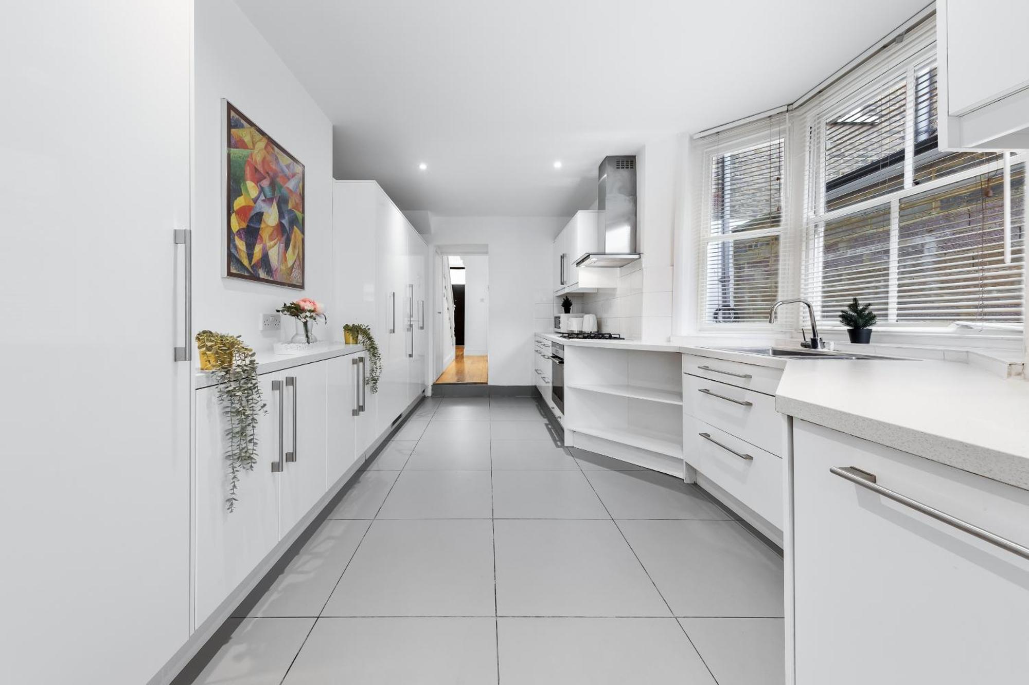 Luxury 4-bedroom Modern Flat In Steps From Station, Sleeps 9 In Style! Apartment