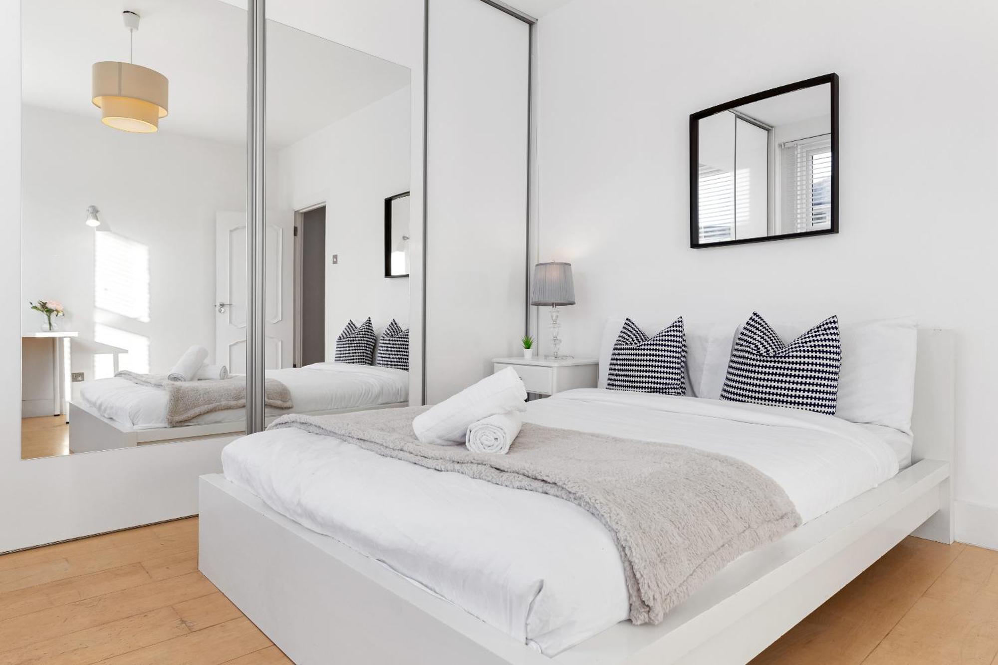 Luxury 4-bedroom Modern Flat In Steps From Station, Sleeps 9 In Style! Apartment London