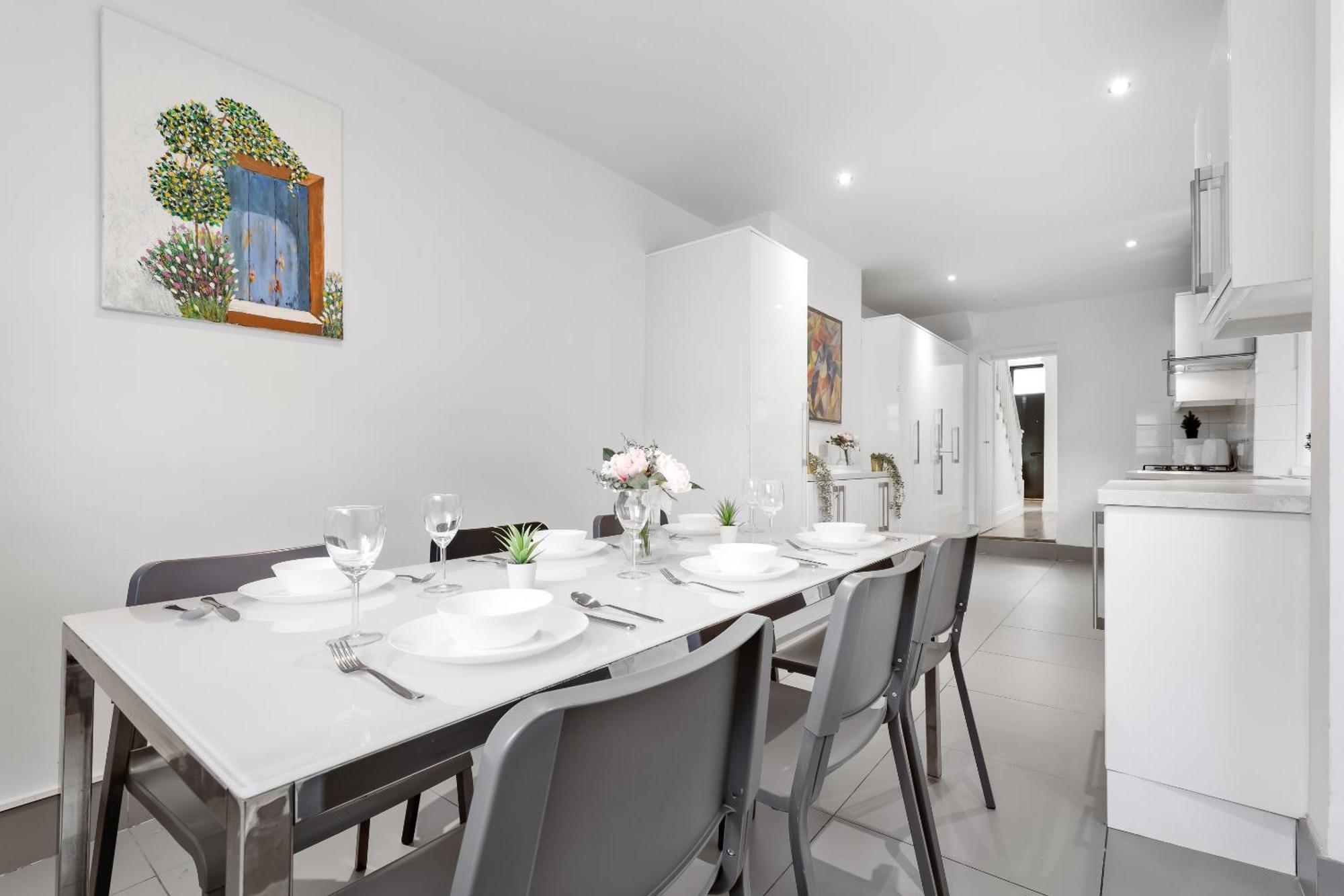 Luxury 4-bedroom Modern Flat In Steps From Station, Sleeps 9 In Style!