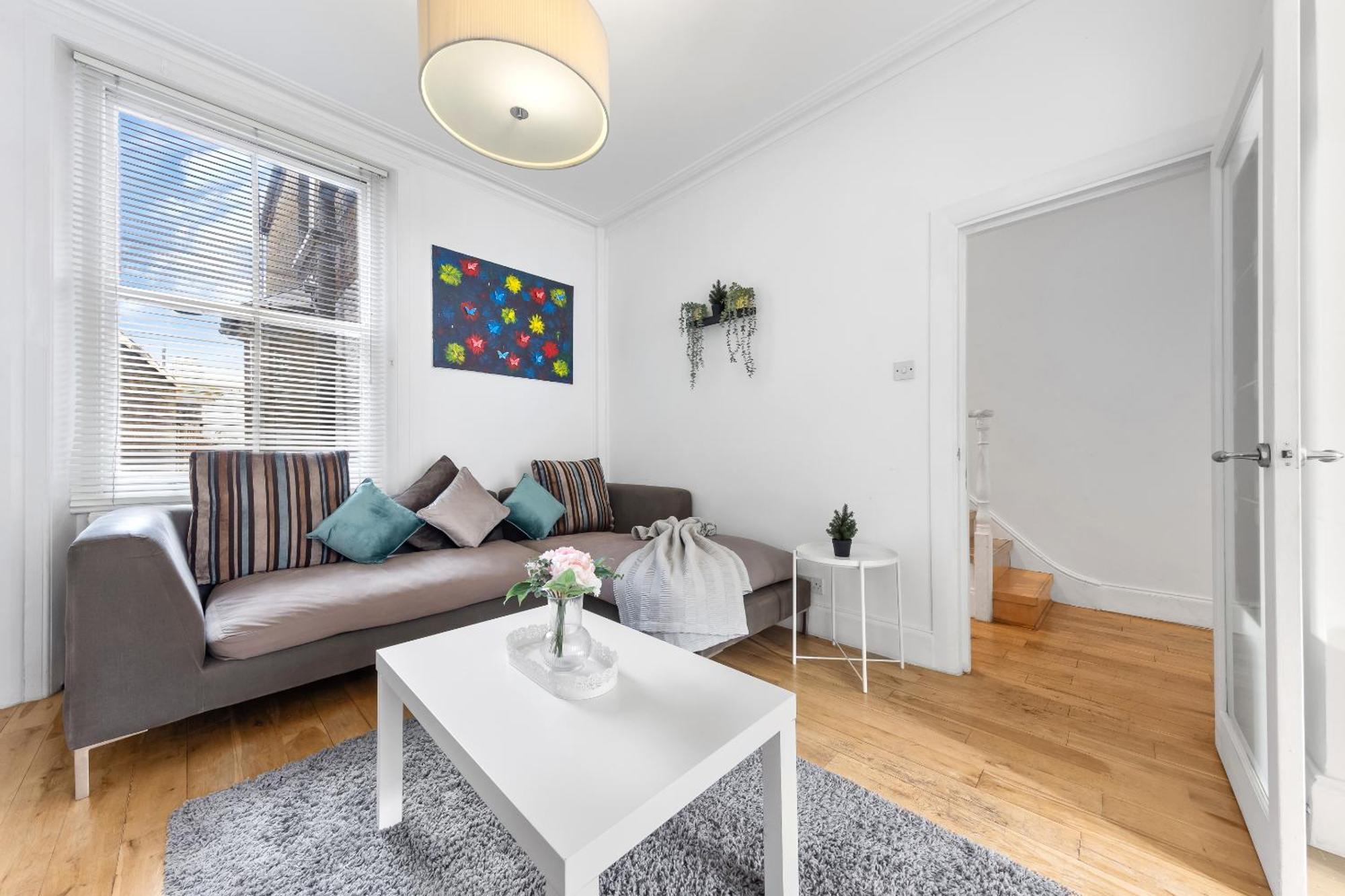 Apartment Luxury 4-bedroom Modern Flat In Steps From Station, Sleeps 9 In Style!