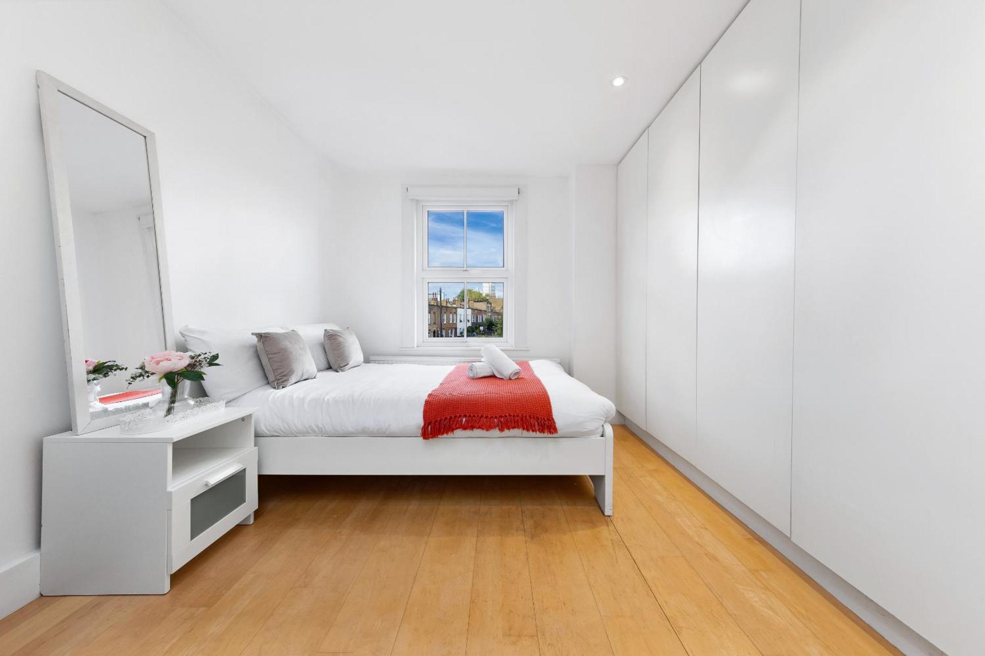 Apartment Luxury 4-bedroom Modern Flat In Steps From Station, Sleeps 9 In Style! London