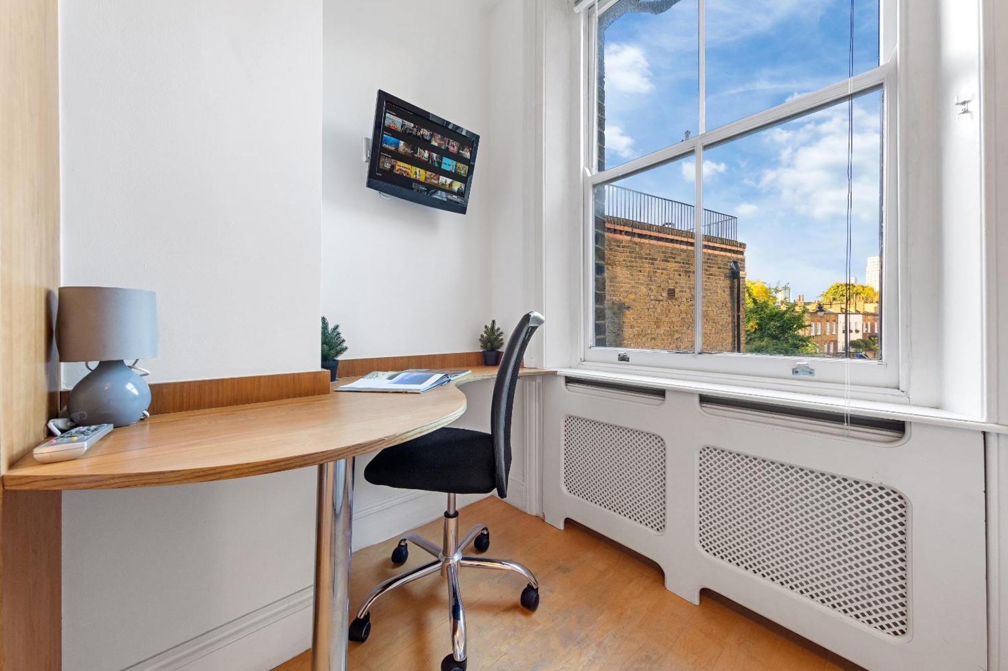 Luxury 4-bedroom Modern Flat In Steps From Station, Sleeps 9 In Style! London