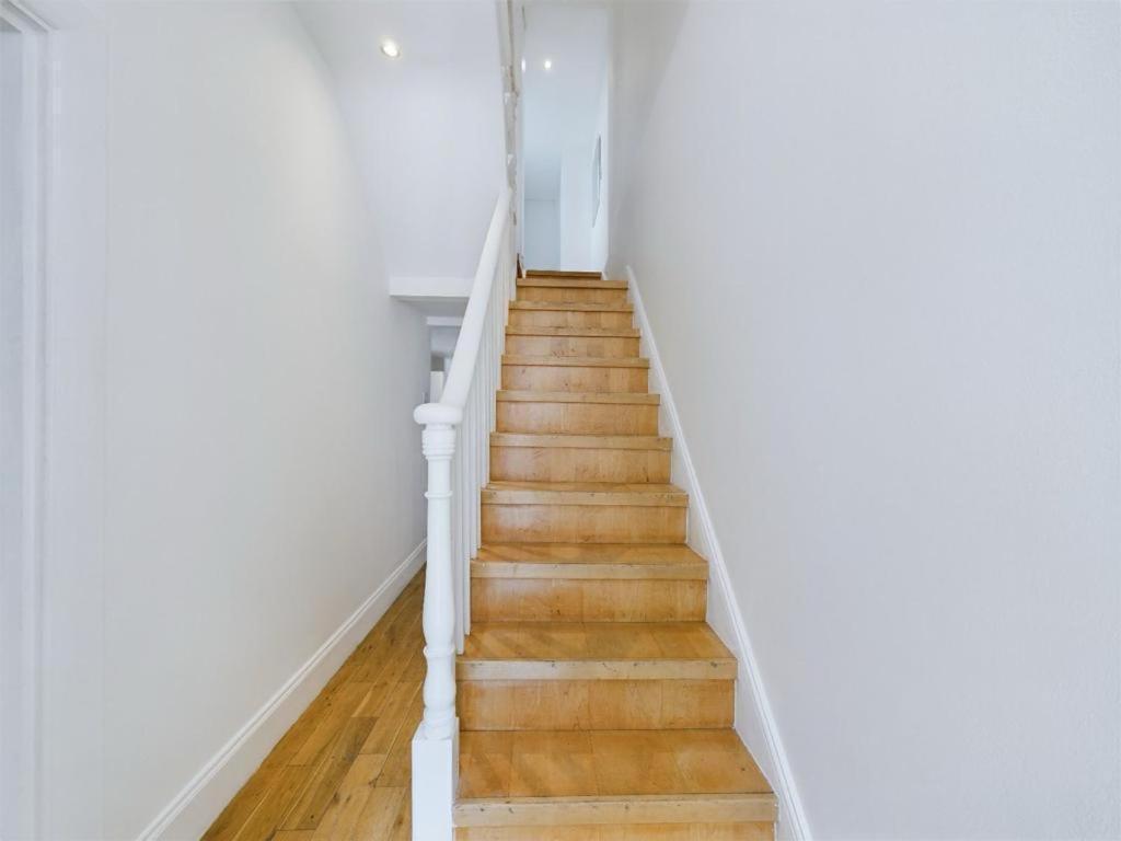 Luxury 4-bedroom Modern Flat In Steps From Station, Sleeps 9 In Style! Apartment