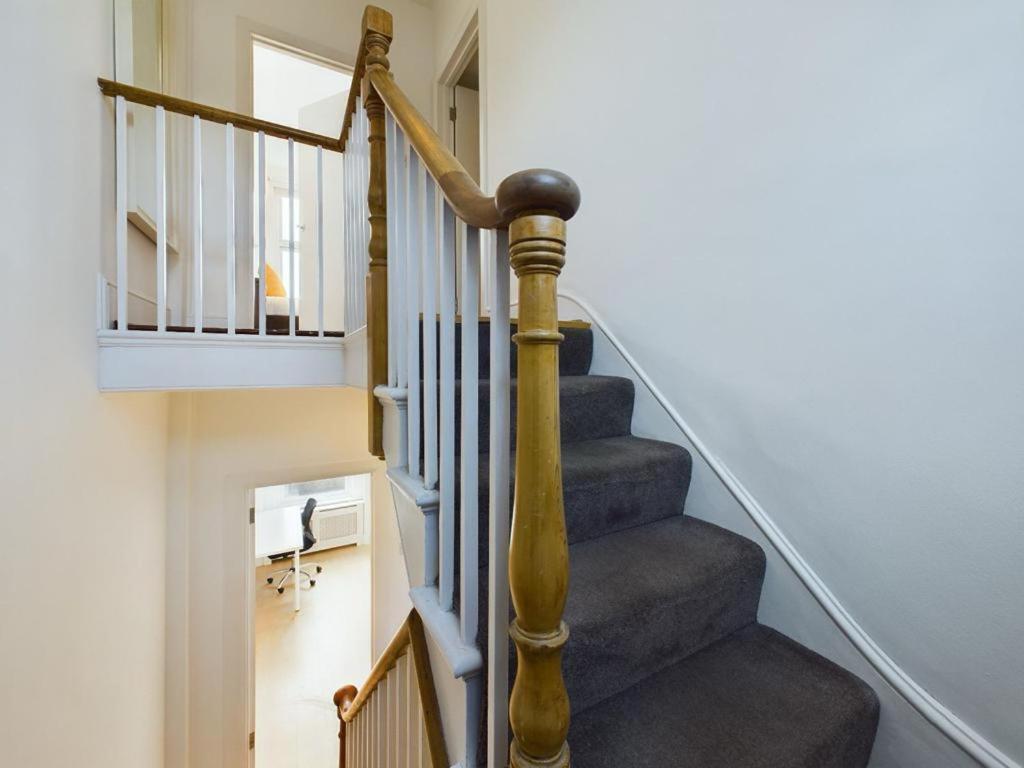 Luxury 4-bedroom Modern Flat In Steps From Station, Sleeps 9 In Style! London