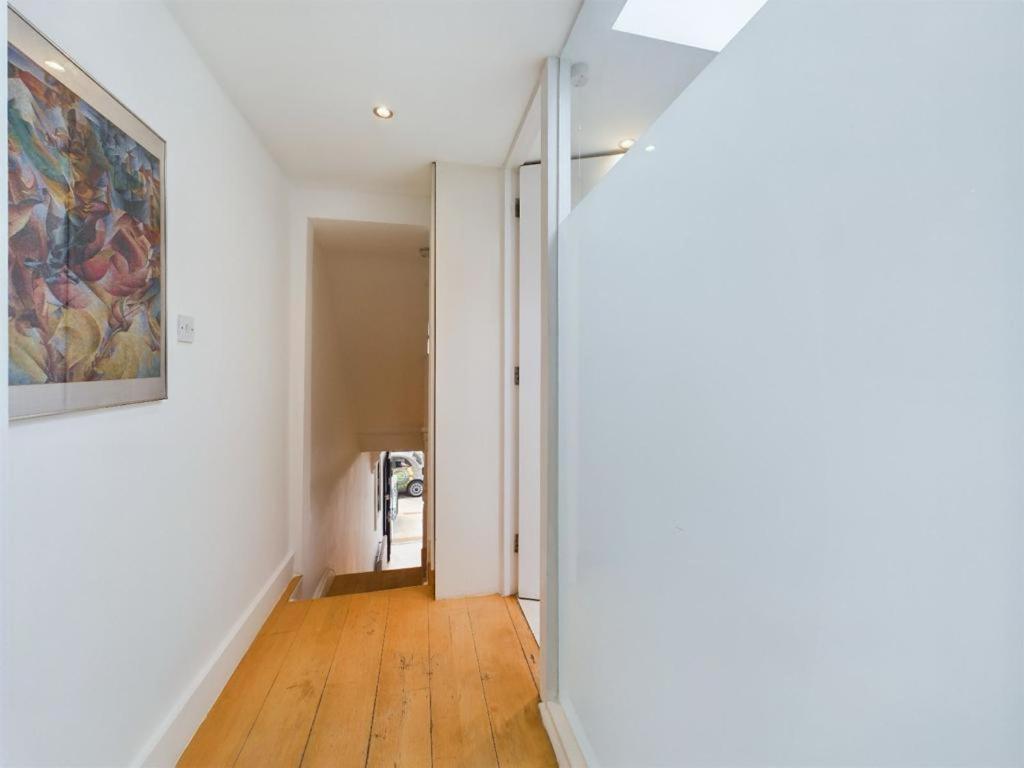 Luxury 4-bedroom Modern Flat In Steps From Station, Sleeps 9 In Style!