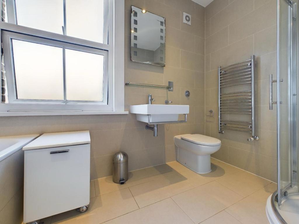 Luxury 4-bedroom Modern Flat In Steps From Station, Sleeps 9 In Style! Apartment *