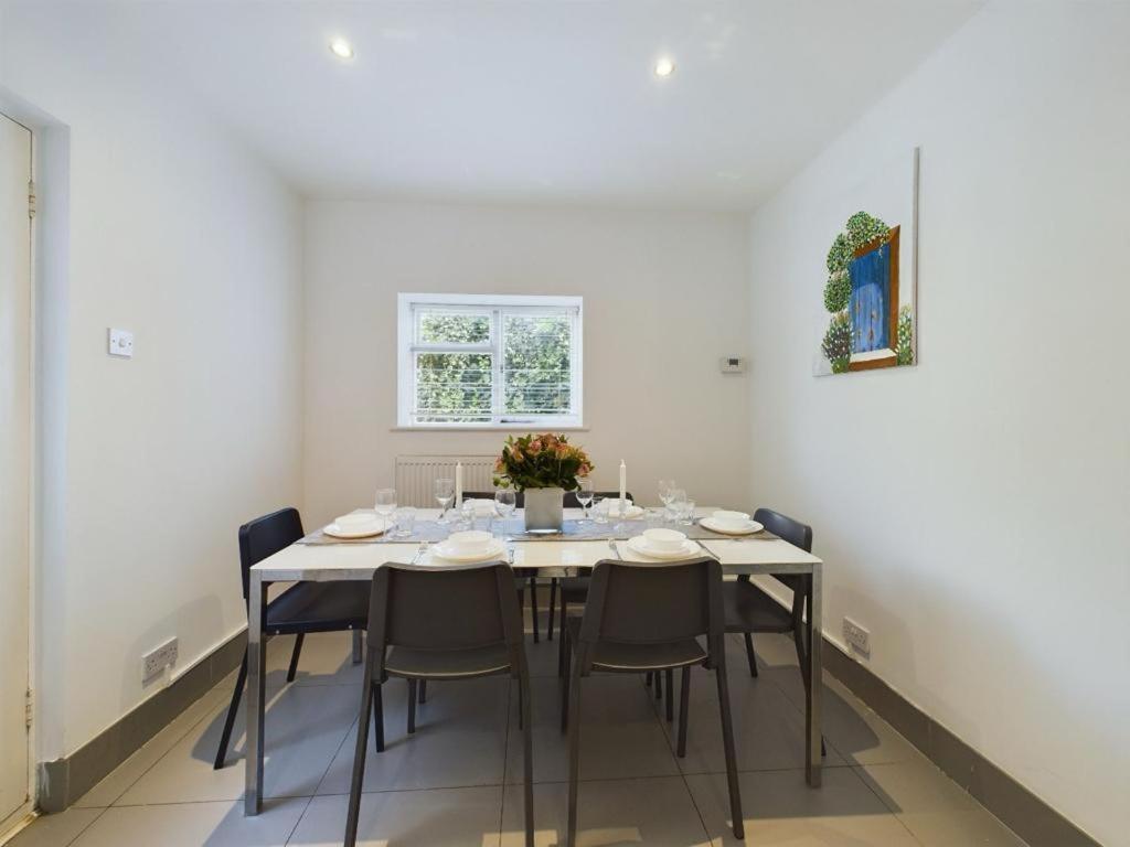 Apartment Luxury 4-bedroom Modern Flat In Steps From Station, Sleeps 9 In Style! London