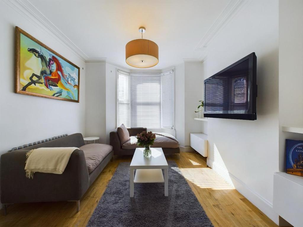 Luxury 4-bedroom Modern Flat In Steps From Station, Sleeps 9 In Style! *