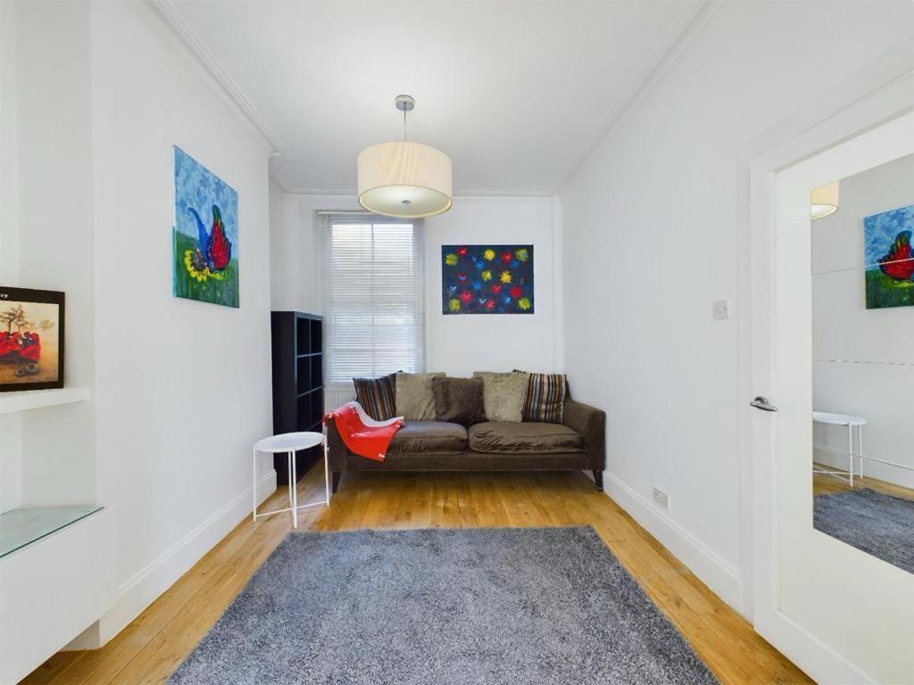Luxury 4-bedroom Modern Flat In Steps From Station, Sleeps 9 In Style!