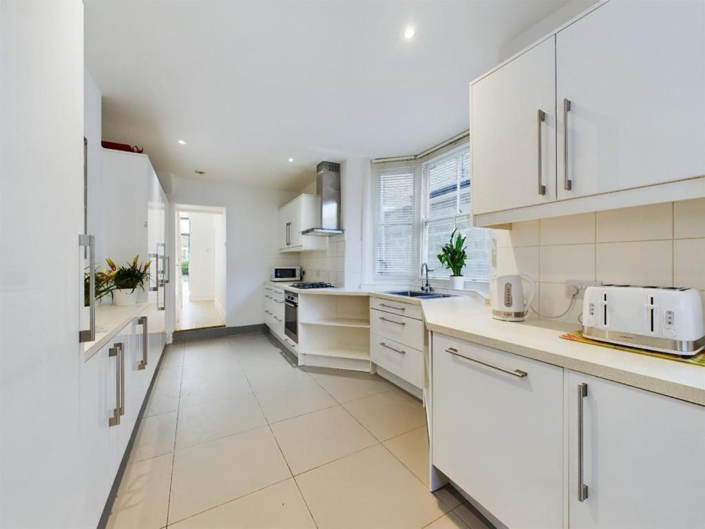 Apartment Luxury 4-bedroom Modern Flat In Steps From Station, Sleeps 9 In Style!