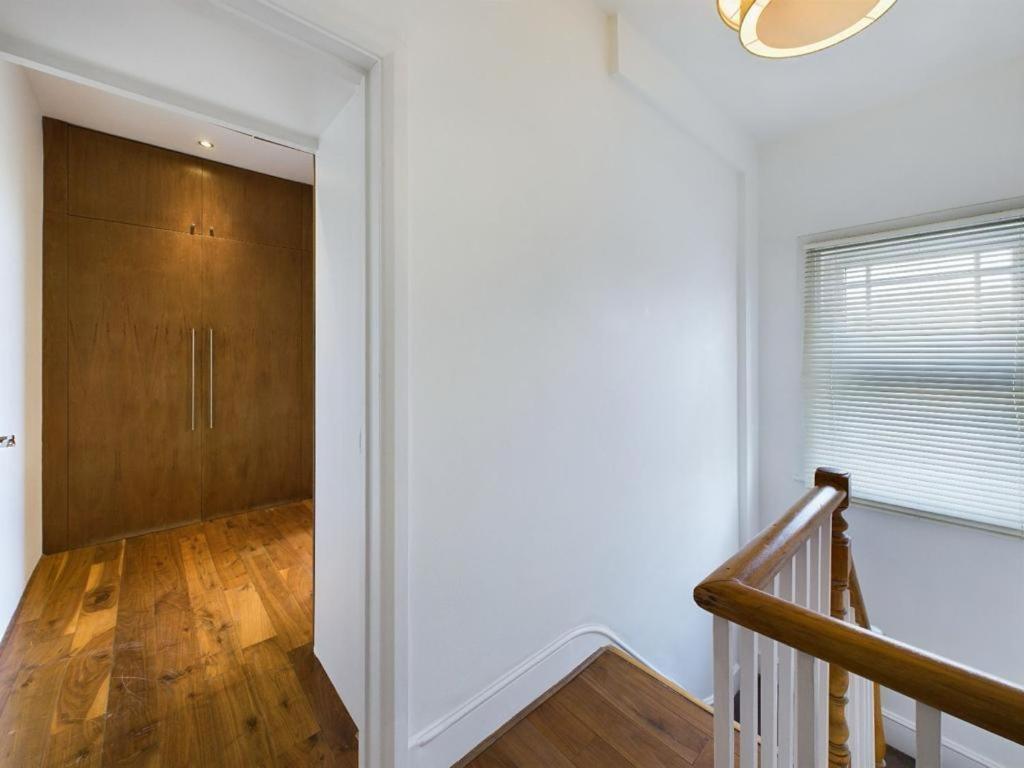 Luxury 4-bedroom Modern Flat In Steps From Station, Sleeps 9 In Style! Apartment *