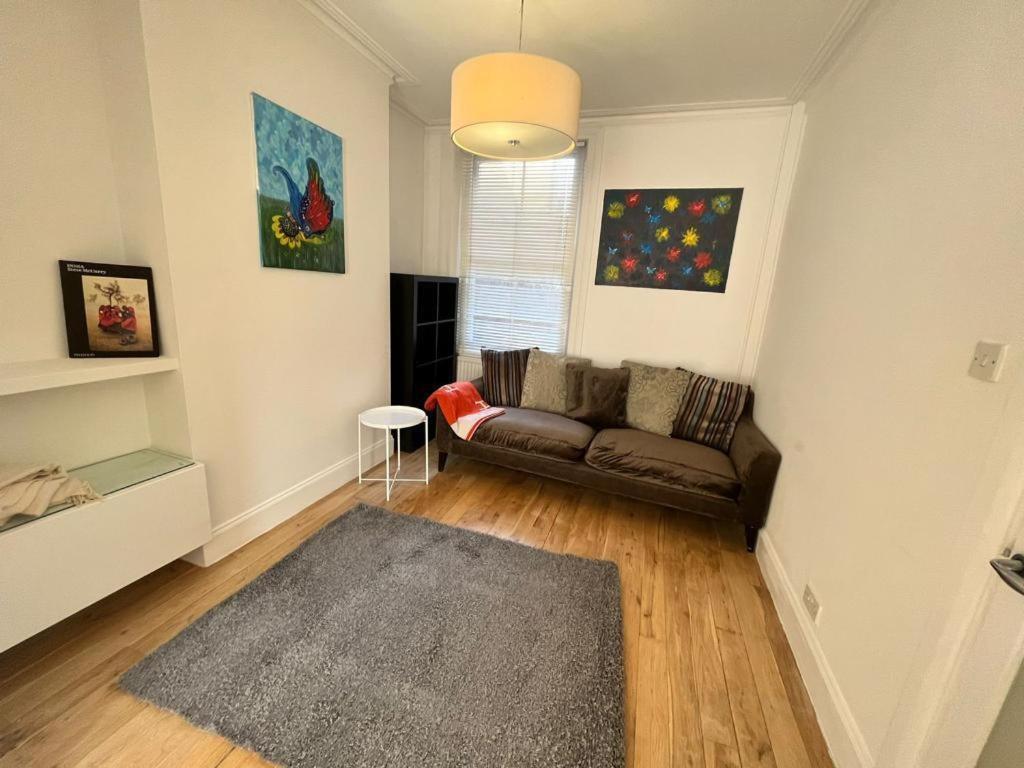 Luxury 4-bedroom Modern Flat In Steps From Station, Sleeps 9 In Style! Apartment London