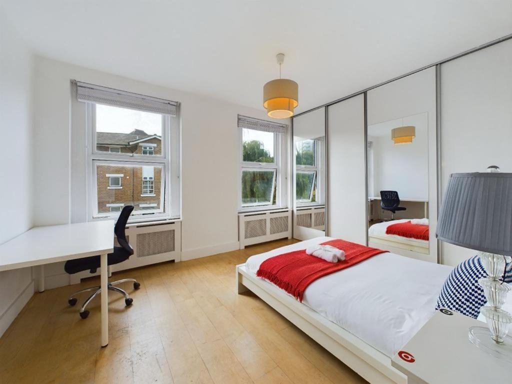 Apartment Luxury 4-bedroom Modern Flat In Steps From Station, Sleeps 9 In Style! London