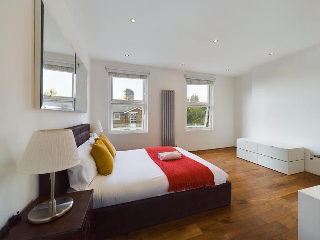 Luxury 4-bedroom Modern Flat In Steps From Station, Sleeps 9 In Style! *