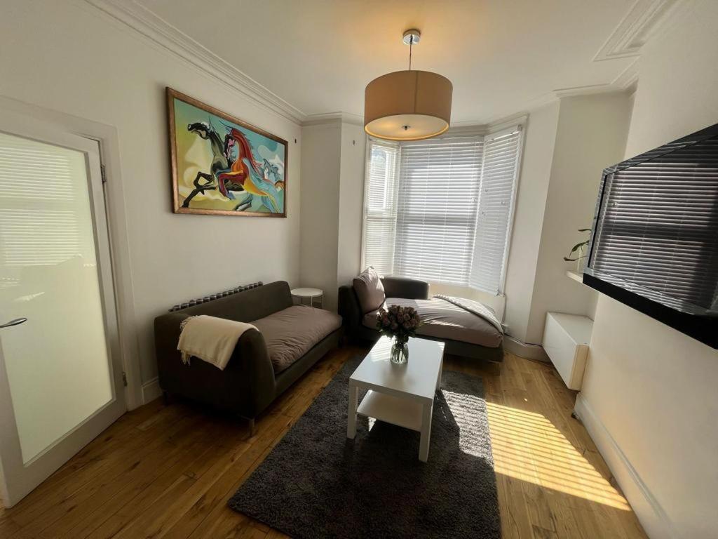 Luxury 4-bedroom Modern Flat In Steps From Station, Sleeps 9 In Style! * London