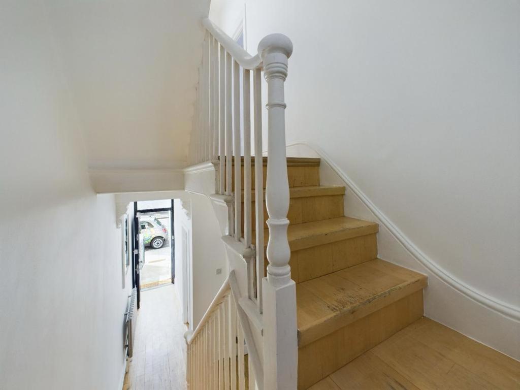 Luxury 4-bedroom Modern Flat In Steps From Station, Sleeps 9 In Style!