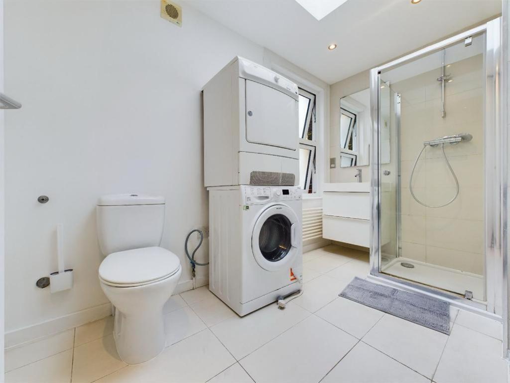Luxury 4-bedroom Modern Flat In Steps From Station, Sleeps 9 In Style! Apartment