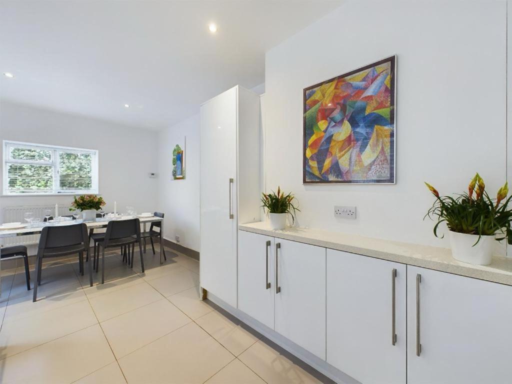 Luxury 4-bedroom Modern Flat In Steps From Station, Sleeps 9 In Style! Apartment London