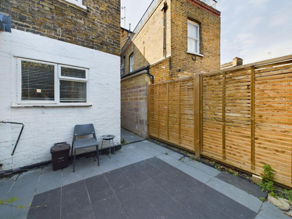 Apartment Luxury 4-bedroom Modern Flat In Steps From Station, Sleeps 9 In Style! London