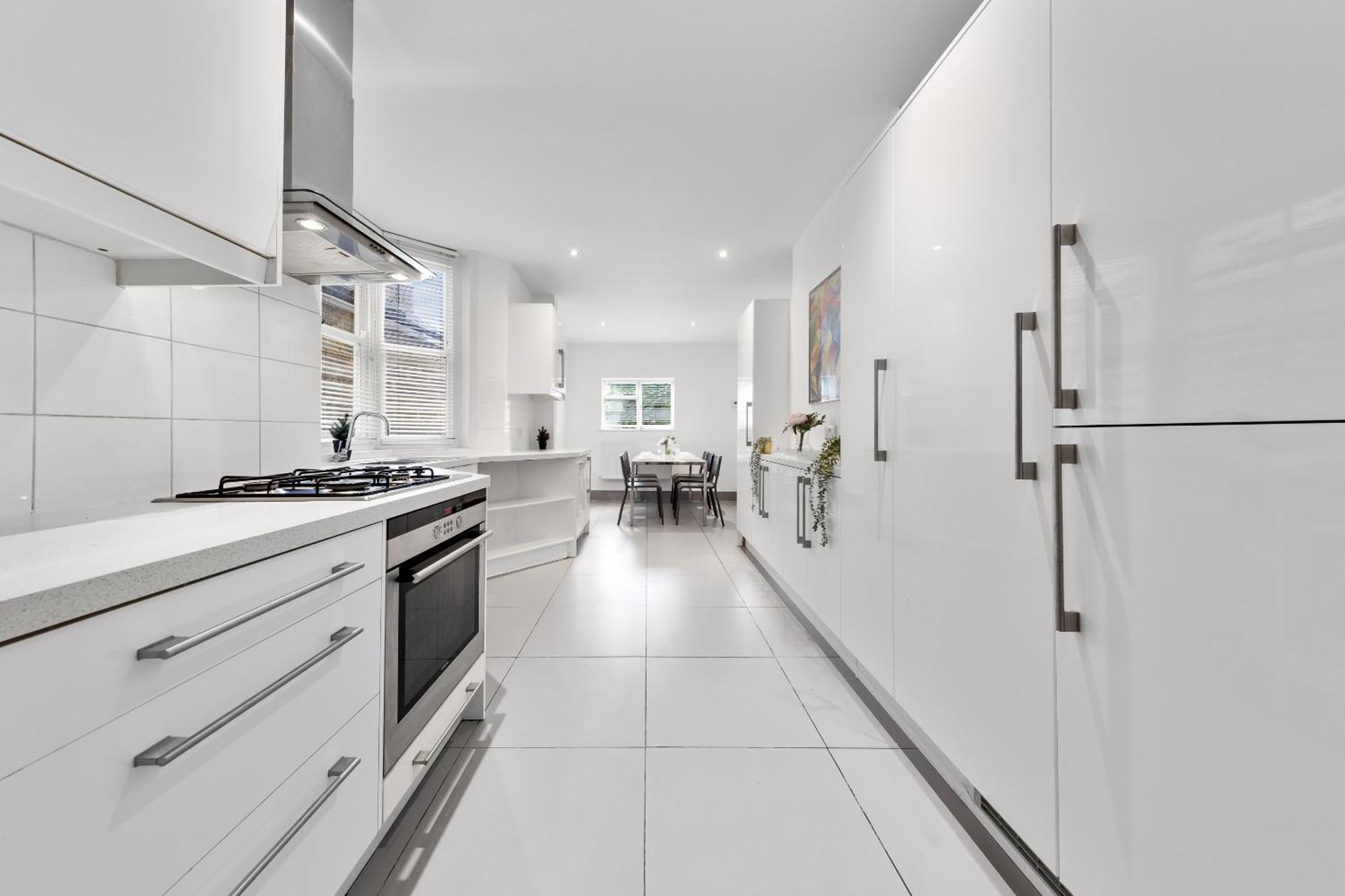 Luxury 4-bedroom Modern Flat In Steps From Station, Sleeps 9 In Style! *