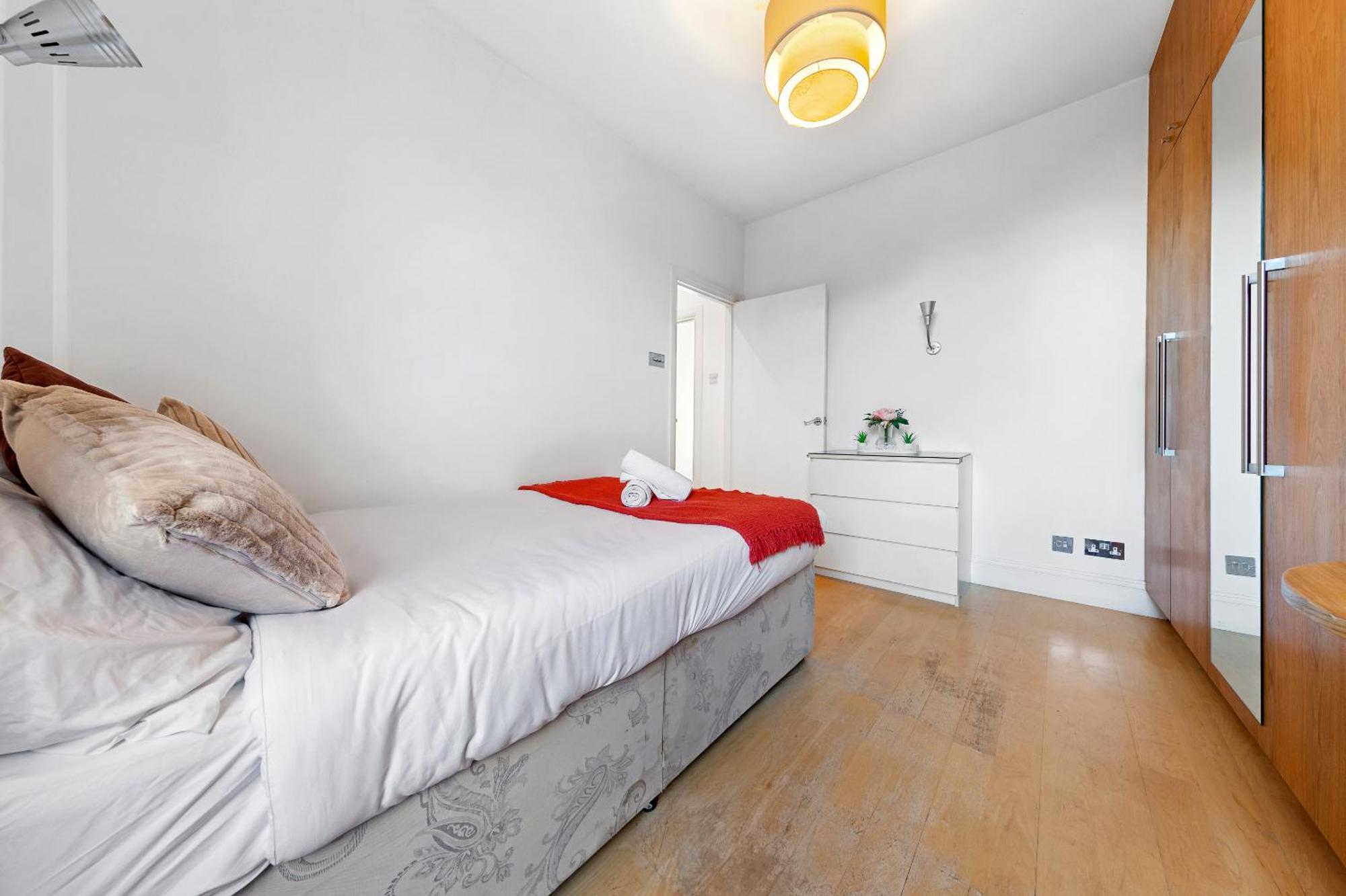 Apartment Luxury 4-bedroom Modern Flat In Steps From Station, Sleeps 9 In Style!