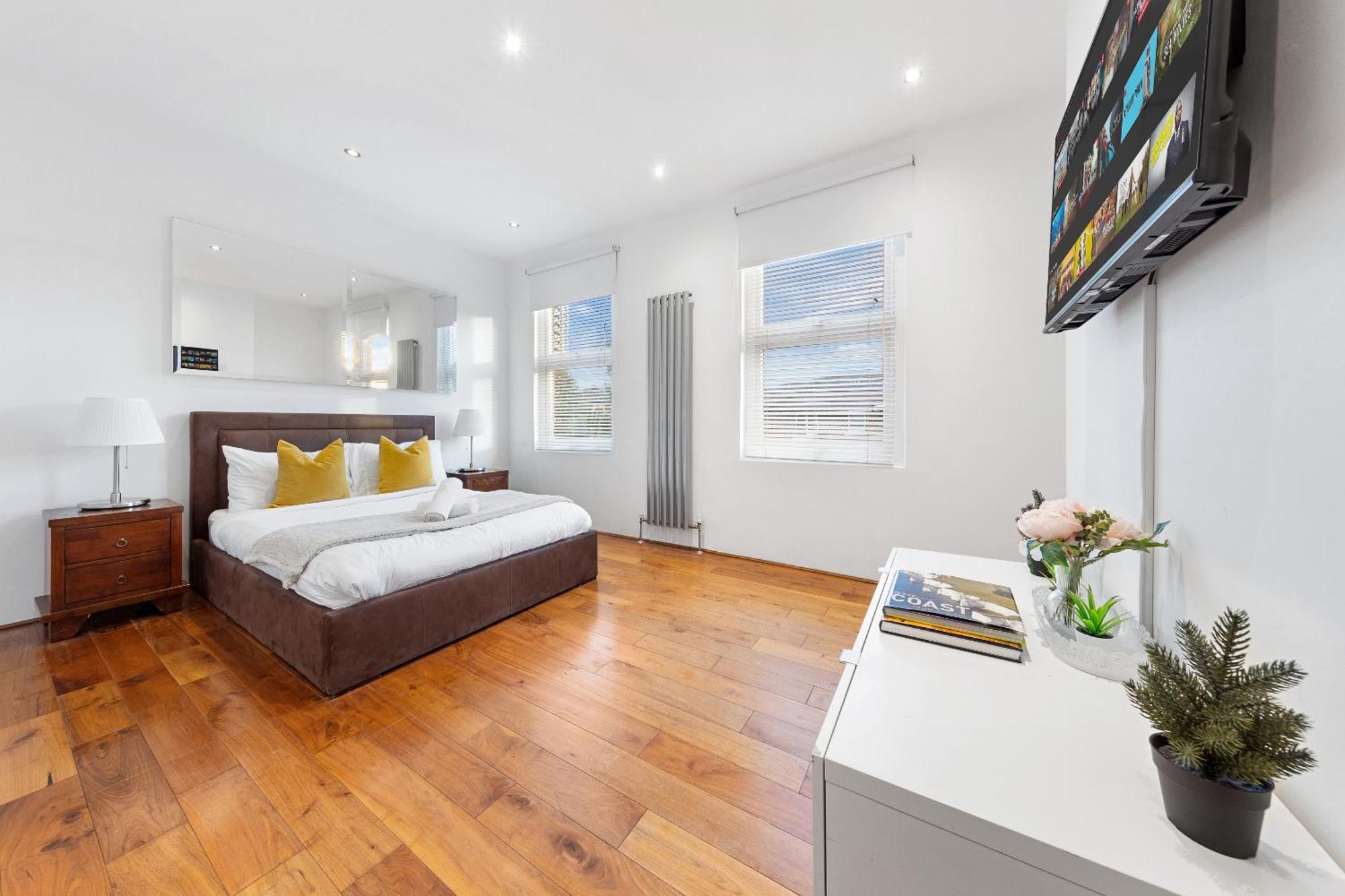 Apartment Luxury 4-bedroom Modern Flat In Steps From Station, Sleeps 9 In Style! *