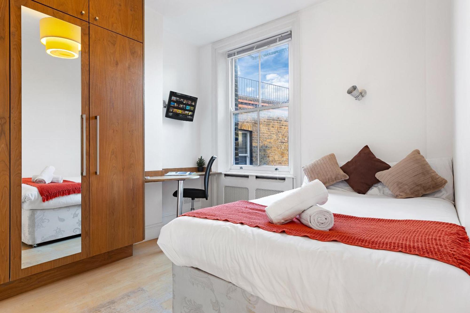 Luxury 4-bedroom Modern Flat In Steps From Station, Sleeps 9 In Style! London