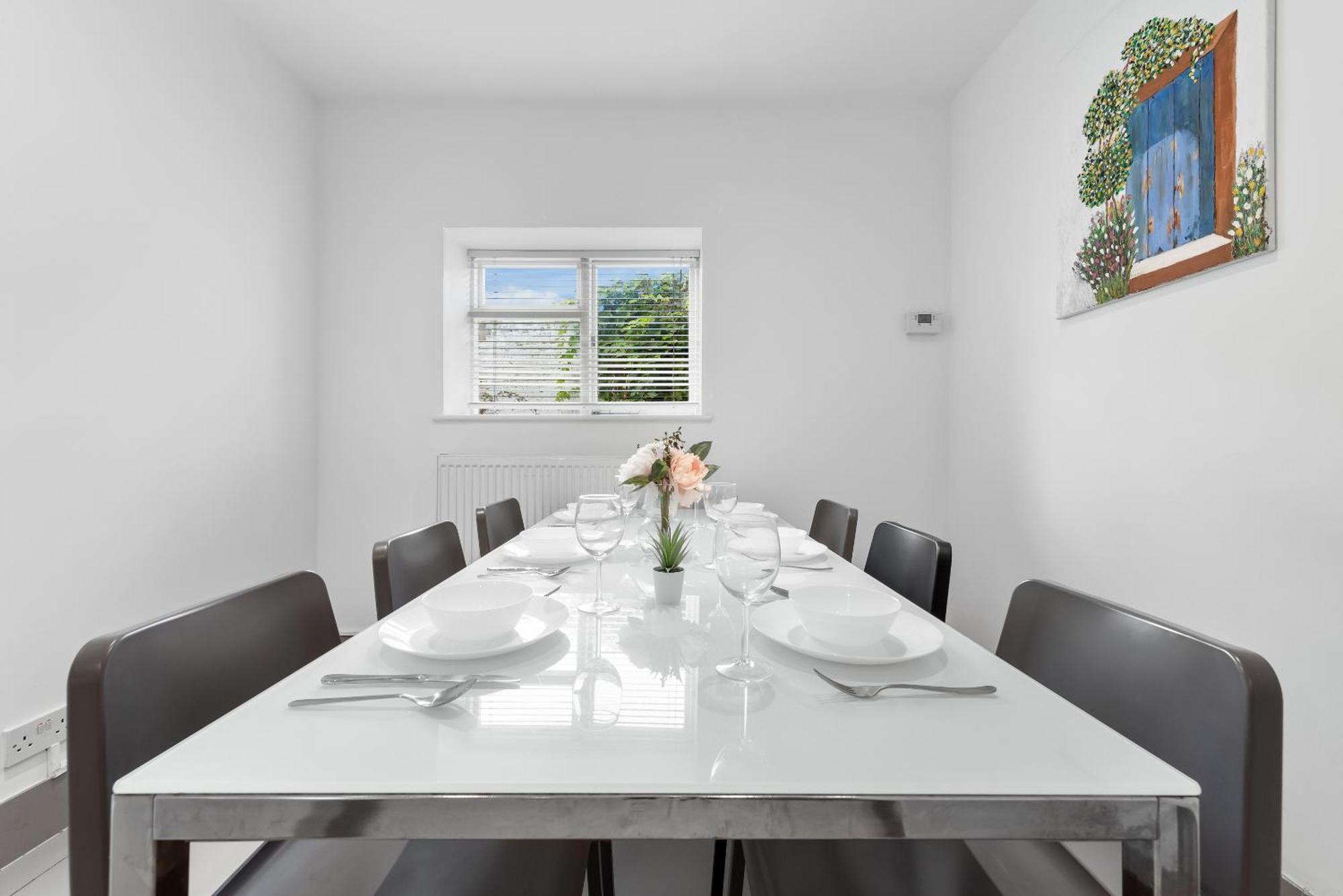 Luxury 4-bedroom Modern Flat In Steps From Station, Sleeps 9 In Style! * London