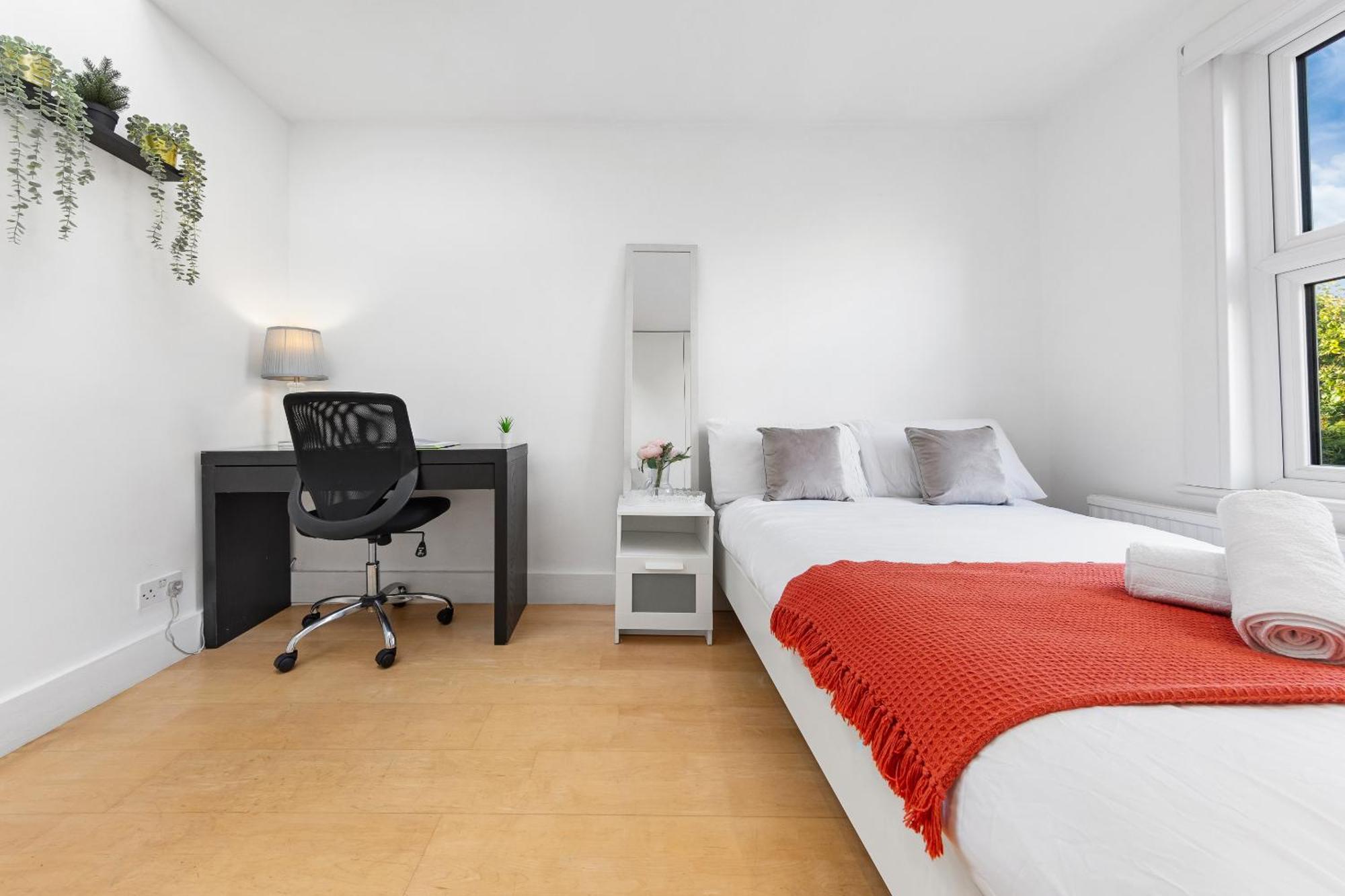 Luxury 4-bedroom Modern Flat In Steps From Station, Sleeps 9 In Style! Apartment *