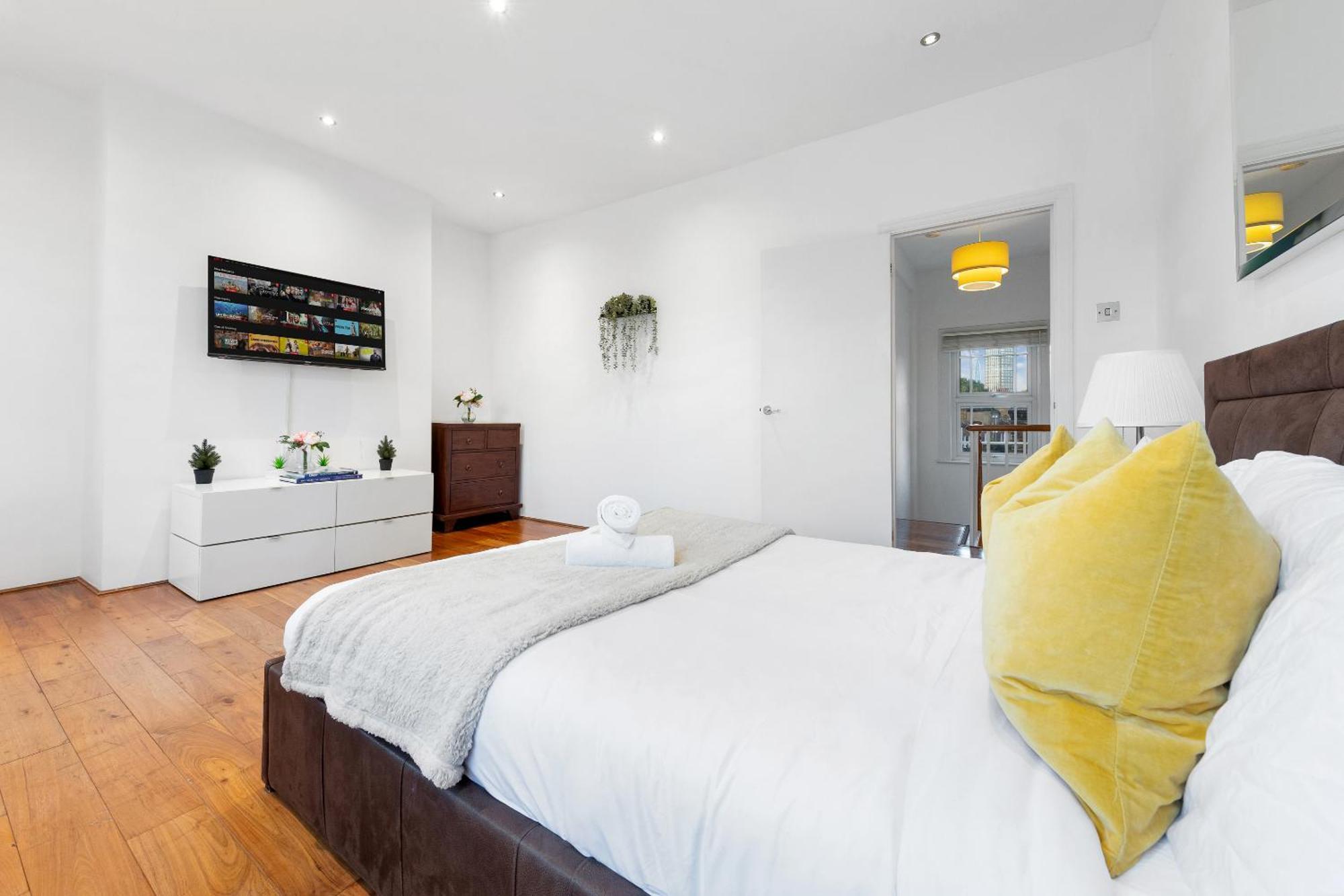 Luxury 4-bedroom Modern Flat In Steps From Station, Sleeps 9 In Style! Apartment London