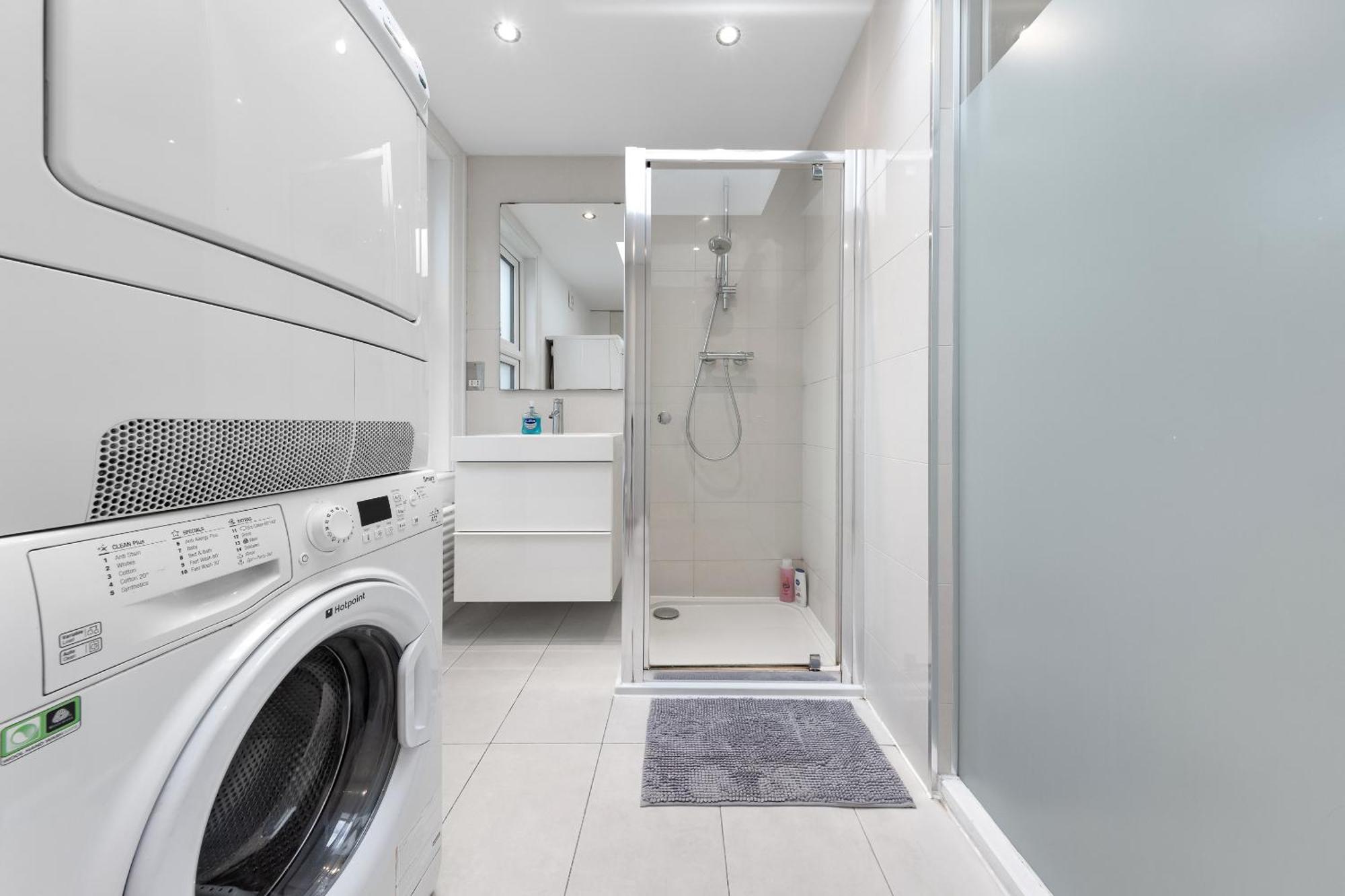 Luxury 4-bedroom Modern Flat In Steps From Station, Sleeps 9 In Style! *