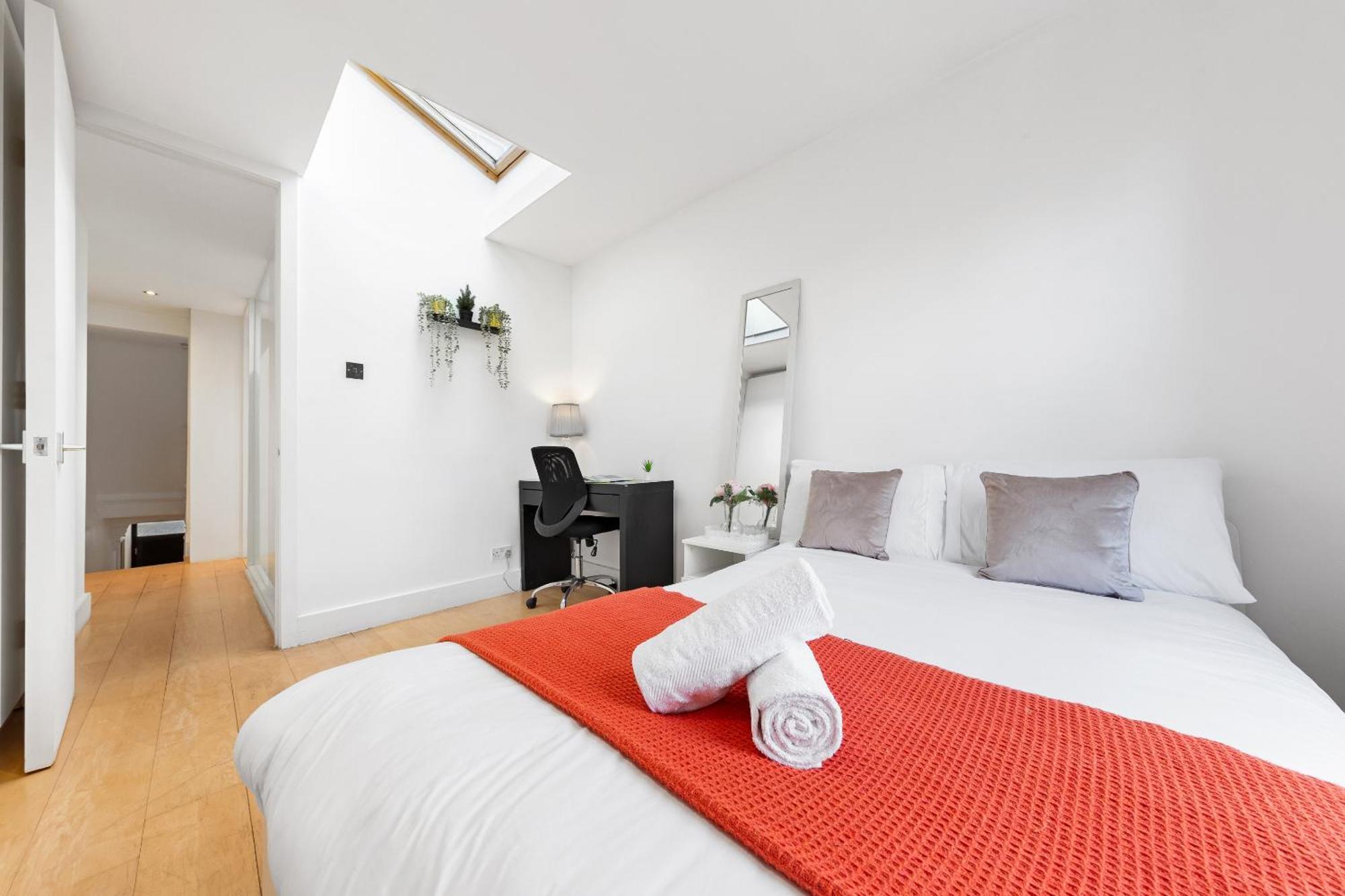 Luxury 4-bedroom Modern Flat In Steps From Station, Sleeps 9 In Style! * London