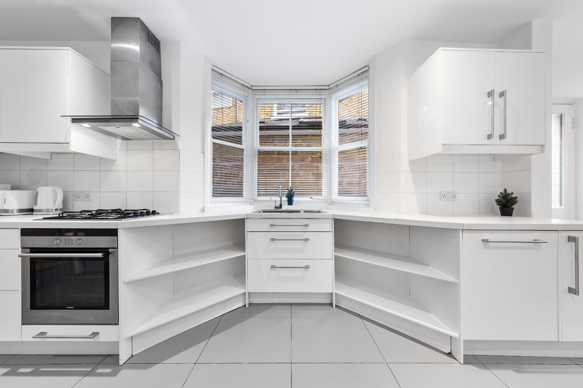 Luxury 4-bedroom Modern Flat In Steps From Station, Sleeps 9 In Style!