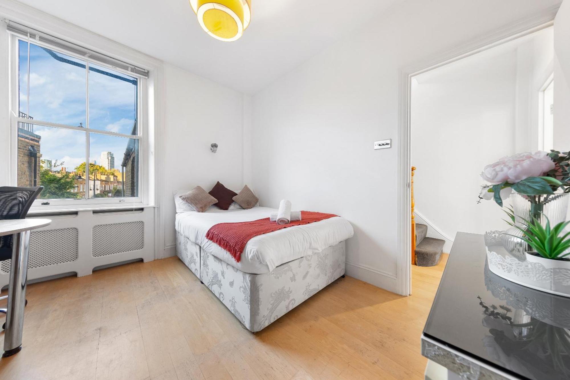 Luxury 4-bedroom Modern Flat In Steps From Station, Sleeps 9 In Style! Apartment